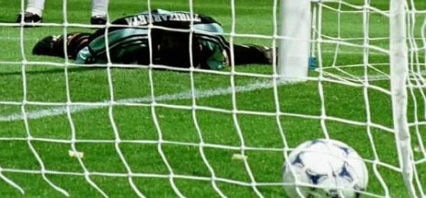 Zubizarreta se lamenta tras encajar su gol en propia ante Nigeria | Fuente: colgadosporelfutbol.com