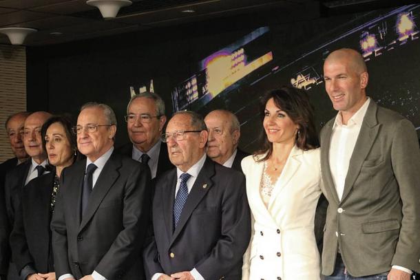 Zidane posa junto a la Junta Directiva y su mujer. Foto: Federico Titone.