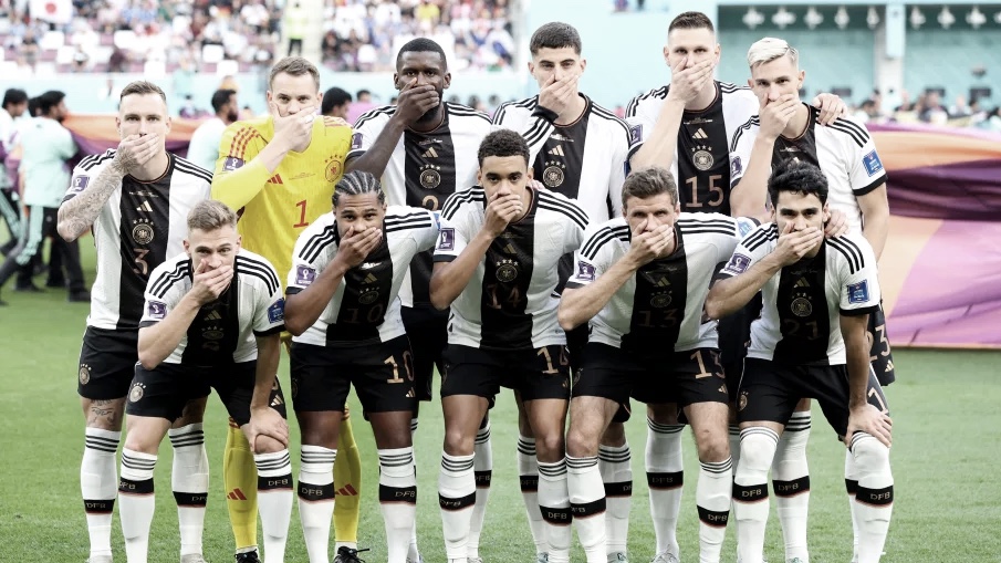 Alemanha protesta antes do jogo após Fifa vetar uso de braçadeira em apoio à causa LGBTQIA+ 