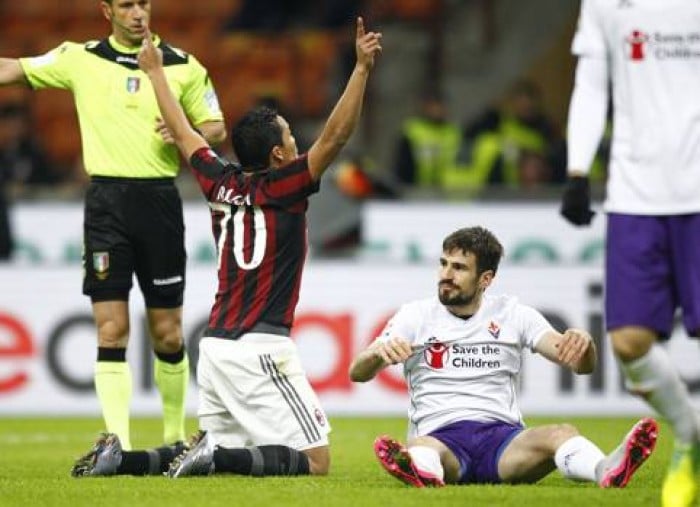 Milan-Fiorentina: viola come James Bond ma con la pistola giocattolo