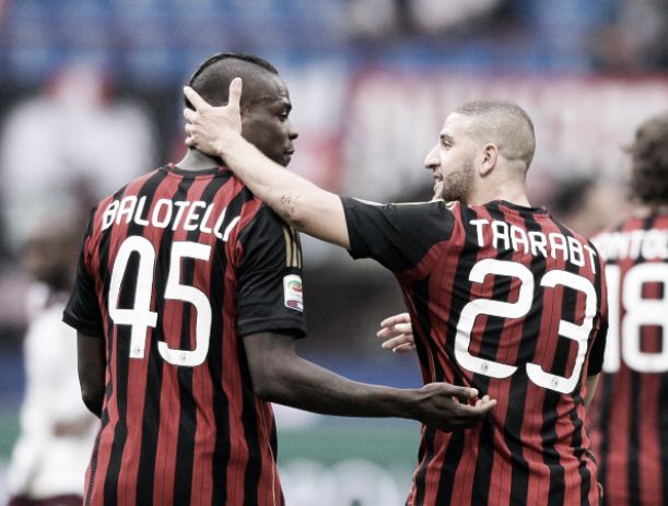 Balotelli marca seu 100º gol na carreira e Milan goleia Livorno no San Siro