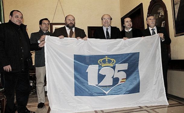 El Recreativo de Huelva comienza el reparto de banderas del 125 aniversario