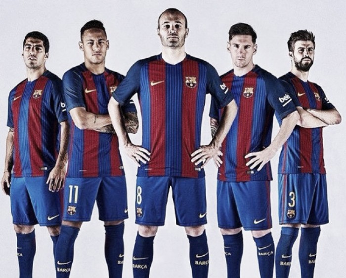 Barcelona apresenta uniforme para próxima temporada com volta das tradicionais listras verticais