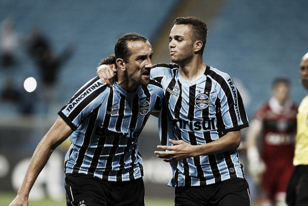 Com pênalti polêmico, Grêmio vence Figueirense e cola no G-4
