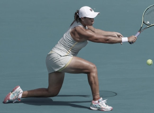 Barty vence duelo de ex-campeãs contra Azarenka em Miami; Svitolina vira contra Kvitova Barty vence duelo de ex-campeãs contra Azarenka em Miami; Svitolina vira contra Kvitova