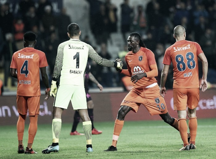 Adebayor marca três, Basaksehir goleia Galatasaray e encosta na liderança