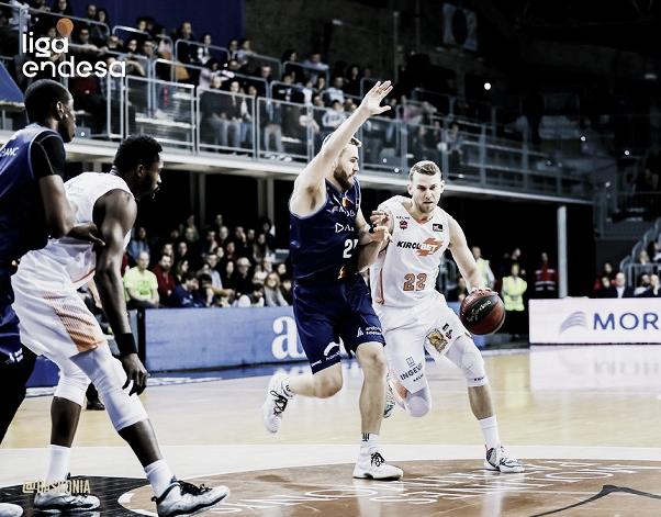 El poderío ofensivo del Morabanc Andorra cortocircuita al Baskonia (97-82) El poderío ofensivo del Morabanc Andorra cortocircuita al Baskonia (97-82)