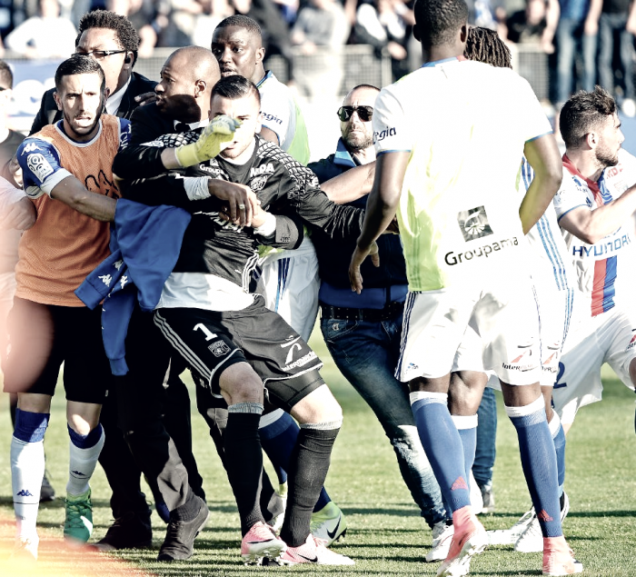 Ligue 1 - Follia a Bastia, aggrediti i giocatori del Lione: partita sospesa, i corsi adesso rischiano pesante