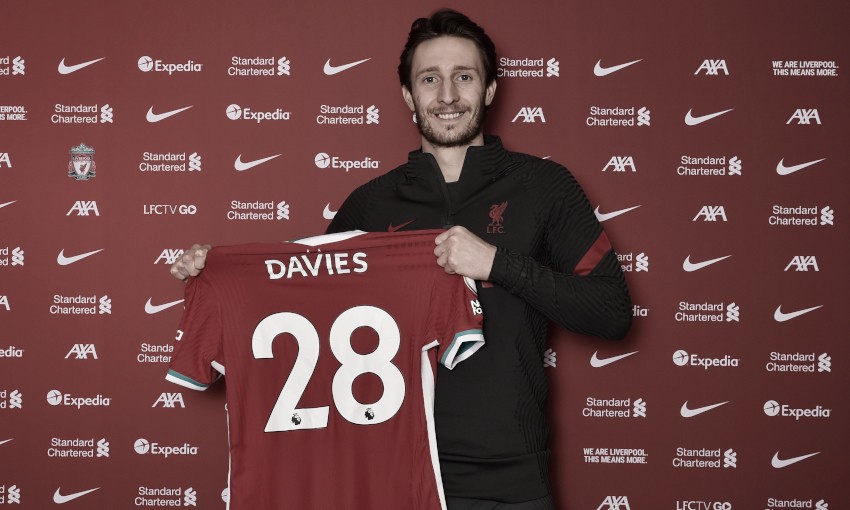 El Liverpool acuerda la llegada de Davies y de Kabak