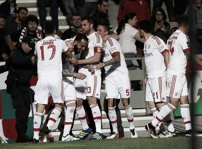 Reduzido a 10, Benfica bate Marítimo e fica a um passo do tri