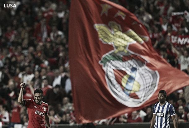 Benfica vira eliminatória e atraca em Porto naufragado