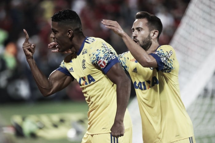 Com pênalti no fim do jogo, Flamengo bate Coritiba e volta a vencer