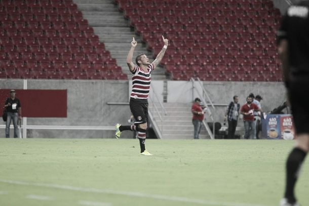 Betinho comemora fim de jejum após marcar gol da vitória do Santa Cruz diante do Náutico