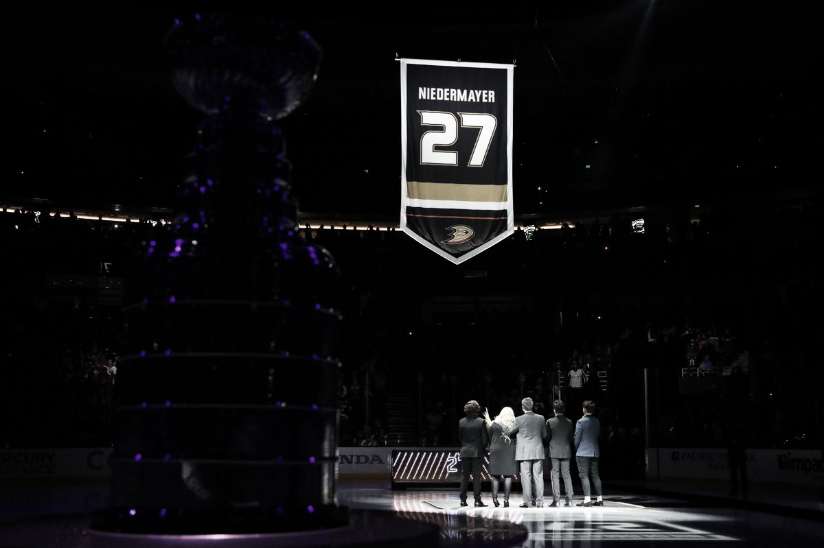 Los Ducks retiran el número 27 de Scott Niedermayer Los Ducks retiran el número 27 de Scott Niedermayer
