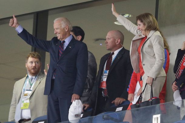 Joe Biden si congratula negli spogliatoi col team USA