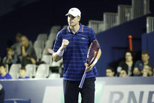 John Isner surpreende e derrota Roger Federer no Masters 1000 de Paris John Isner surpreende e derrota Roger Federer no Masters 1000 de Paris