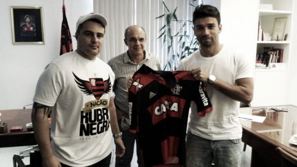 Eduardo da Silva é anunciado como novo reforço do Flamengo