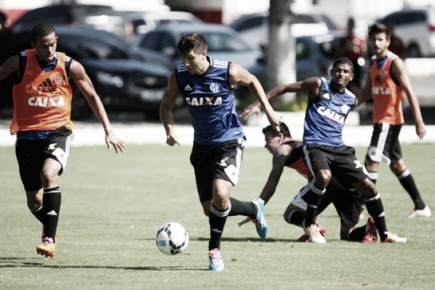 Flamengo terá Éverton na lateral e Mugni de volta ao time contra o Goiás