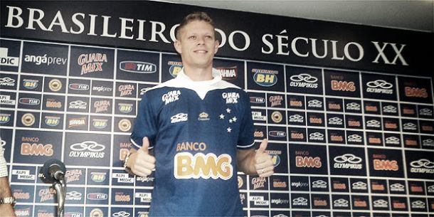 Mesmo do banco, Marlone aprova primeiro contato com a torcida Mesmo do banco, Marlone aprova primeiro contato com a torcida