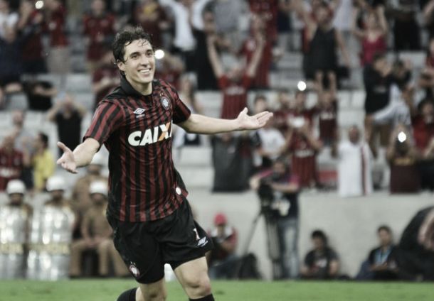 Cléo marca duas vezes e Atlético-PR vence Flamengo de virada na Arena da Baixada