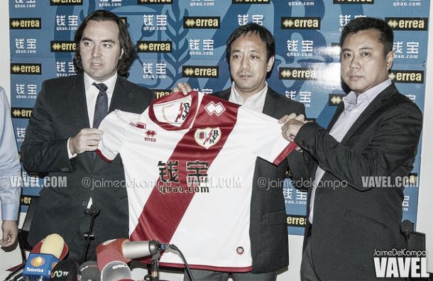 El Rayo Vallecano presenta a su patrocinador chino, QBAO.com