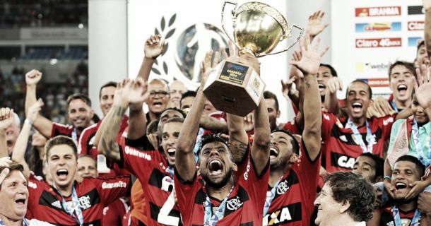 Flamengo marca no fim, empata com Vasco e conquista o Carioca pela 33ª vez