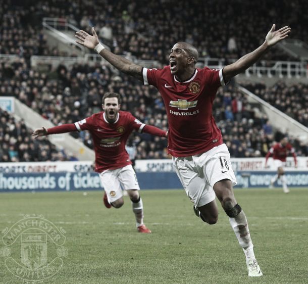 Manchester United vence Newcastle com gol de Young no fim e segue no G-4 da Premier League