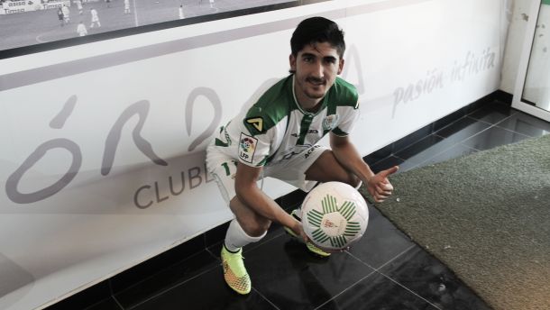 José Carlos ha sido presentado con la elástica blanquiverde en la Tienda Oficial del Córdoba CF