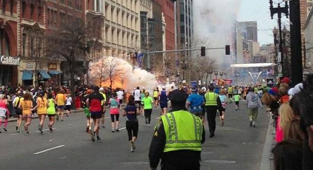 Due esplosioni straziano la maratona di Boston