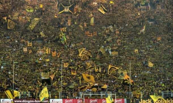 Borussia Dortmund, un tifoso fa il saluto nazista: bandito dallo stadio