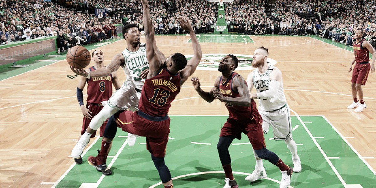 Celtics anulam Lebron James e vencem Cavaliers na primeira partida da final de conferência Celtics anulam Lebron James e vencem Cavaliers na primeira partida da final de conferência
