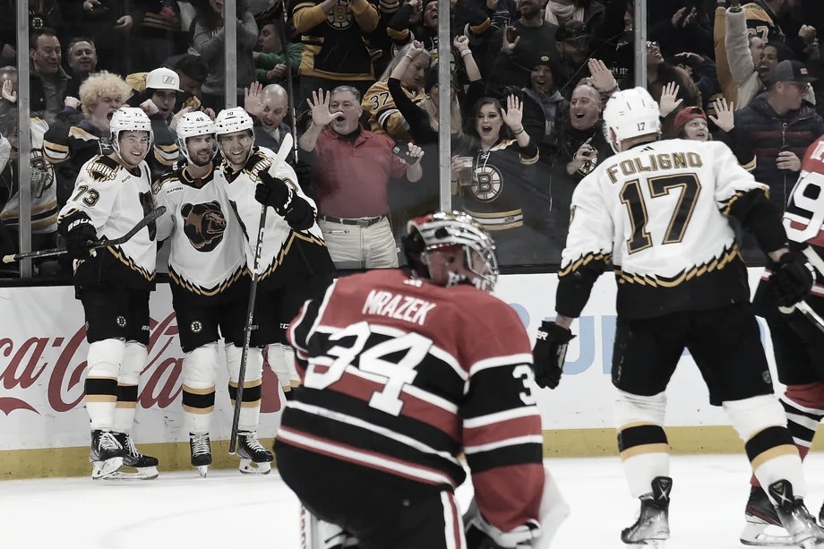 Boston iguala el récord de victorias caseras en la NHL