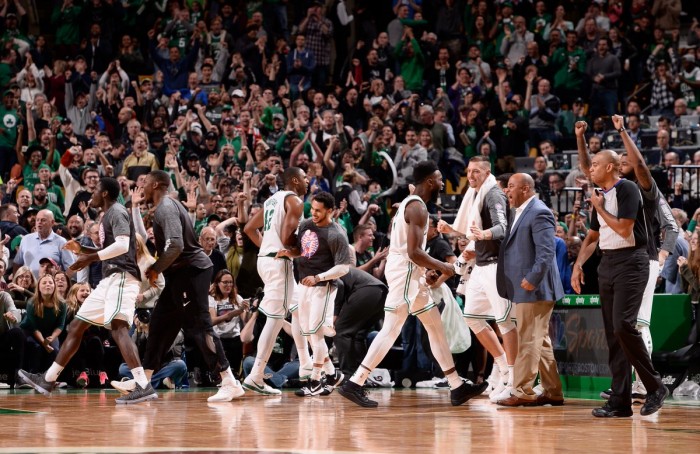 NBA - I Boston Celtics non si fermano più: 12 di fila, anche Toronto s'inchina in volata