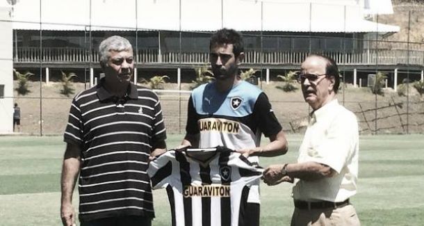 Botafogo apresenta zagueiro Renan Fonseca, ex-Santa Cruz