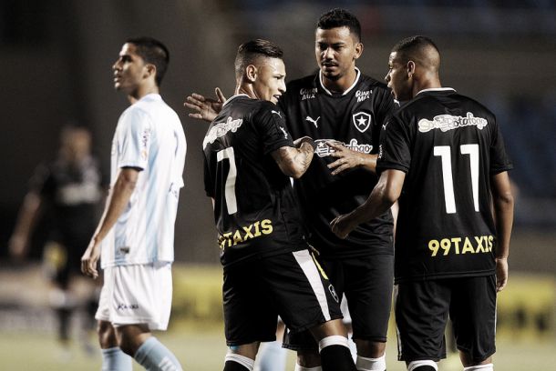 Botafogo vence Macaé em jogo marcado por gol contra bizarro e dispara na liderança da Série B