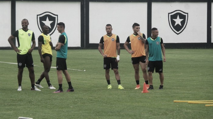 Botafogo treina finalização e técnico faz mudanças no time