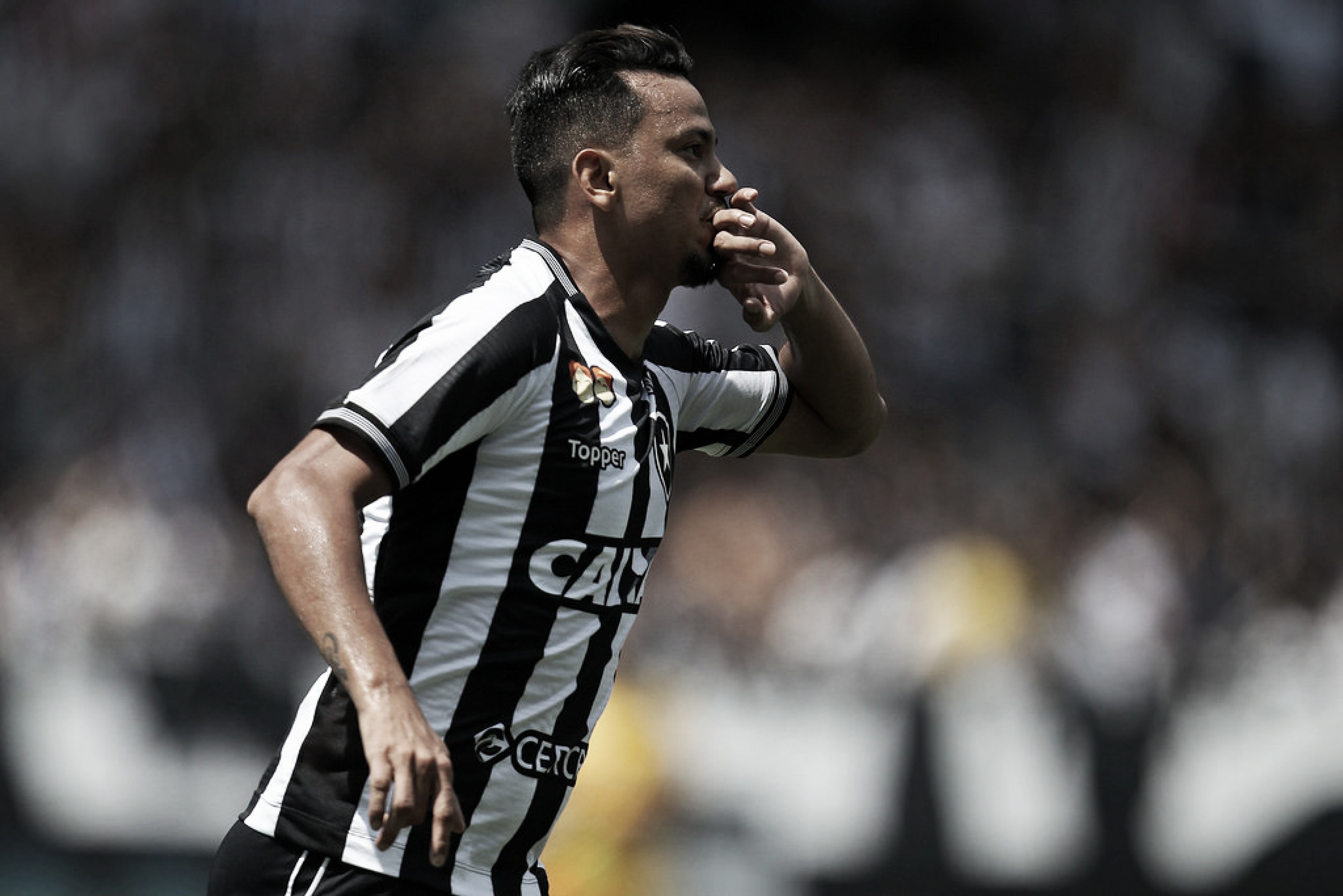 Lindoso dá a volta por cima, Botafogo vence América-MG e se afasta do Z-4