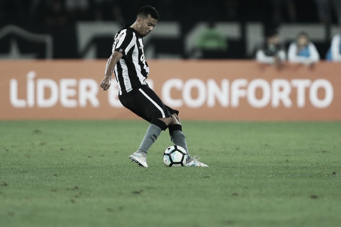 Botafogo recebe lanterna Avaí por vaga no G-4 do Brasileirão