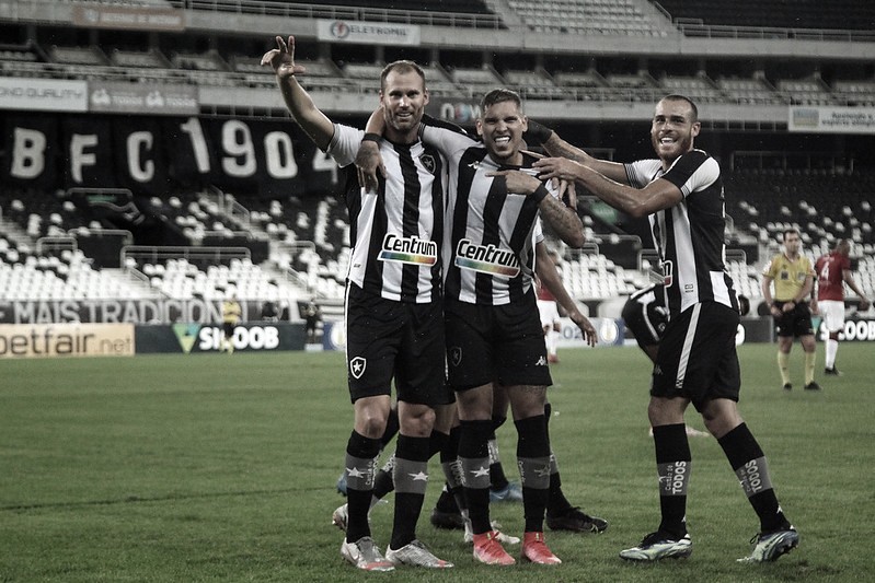 Enderson Moreira elogia Carli em volta do zagueiro ao Botafogo: "Referência dentro e fora de campo"