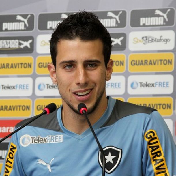 Helton Leite comemora estreia e espera por novas oportunidades Helton Leite comemora estreia e espera por novas oportunidades