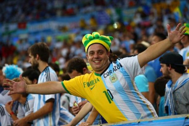 Un aficionado con una camiseta de Brasil