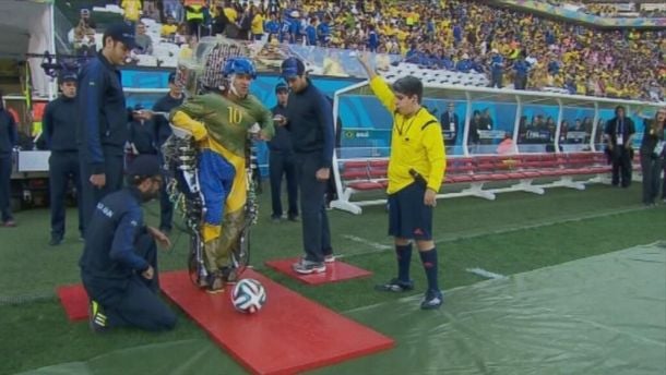 Mondiali, il calcio d'inizio del ragazzo paraplegico