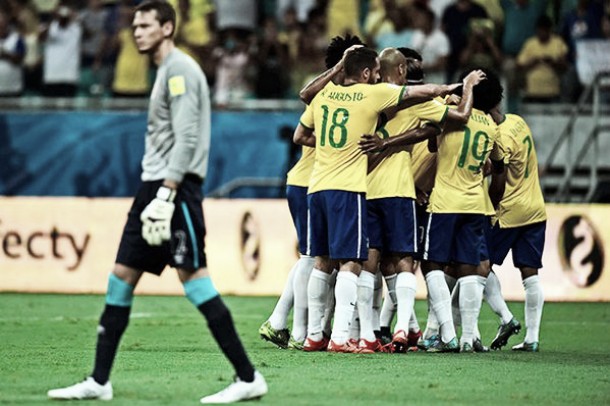 Brasil bailó al son de samba al mal planteado Perú y cerró el 2015 en zona de clasificación