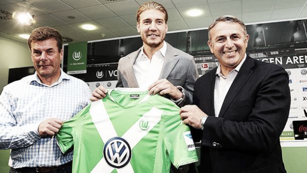 Após ser dispensado pelo Arsenal, Bendtner assina por três anos com o Wolfsburg