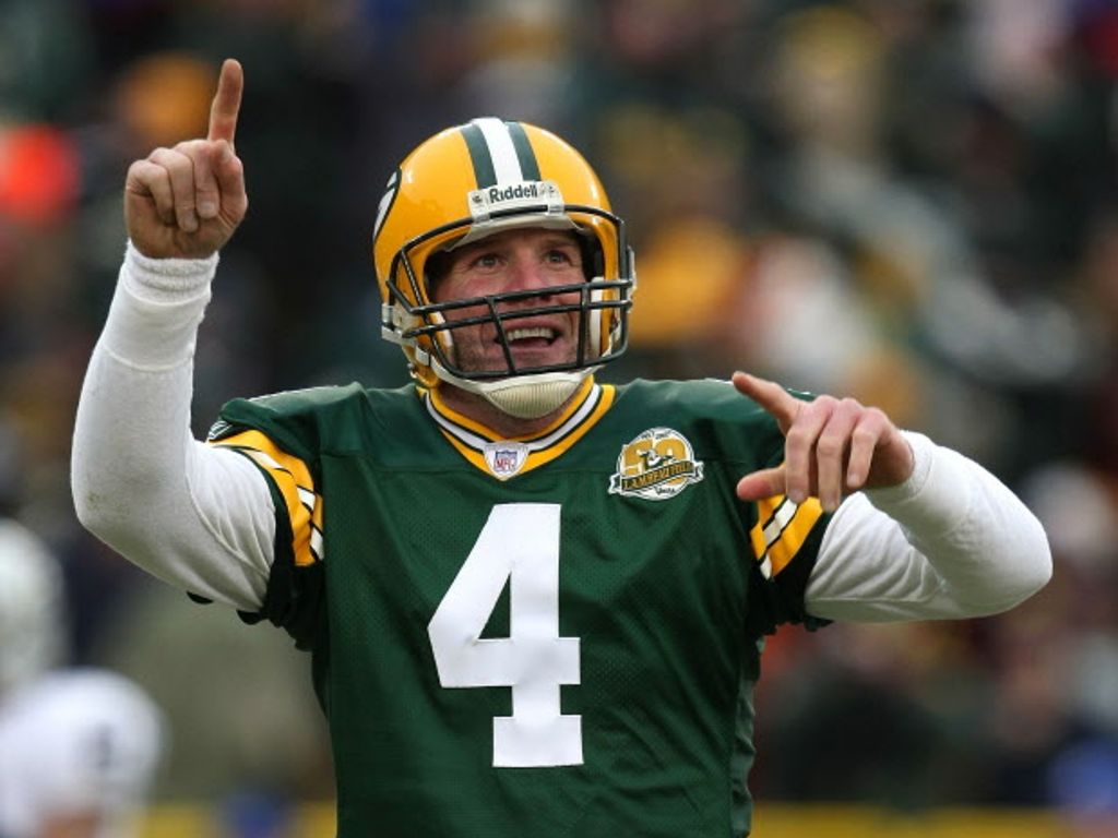 Brett Favre believes Packers have sent "a disrespectful message to Aaron Rodgers"