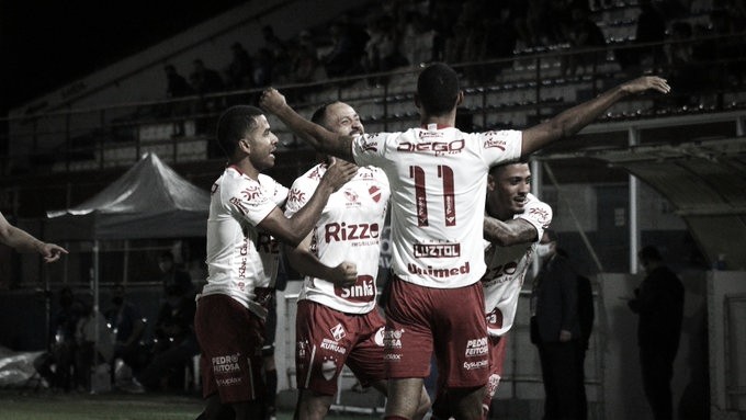 De virada e com gol polêmico, Vila Nova vence o Brusque pela Série B