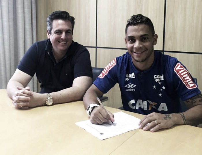 Bryan é aprovado nos exames médicos e assina contrato com Cruzeiro por três anos
