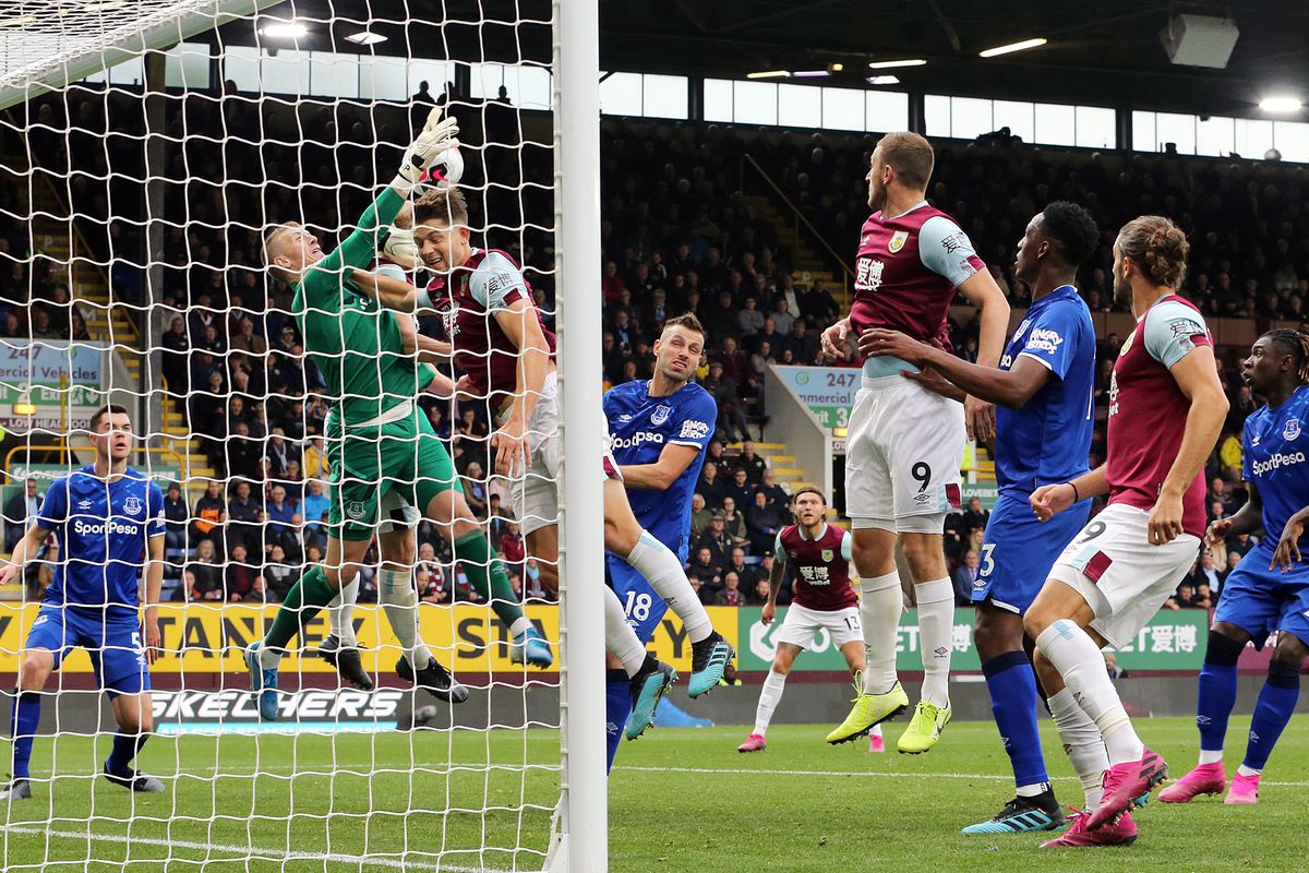 Everton win 2-0 at Burnley to continue climb up the standings