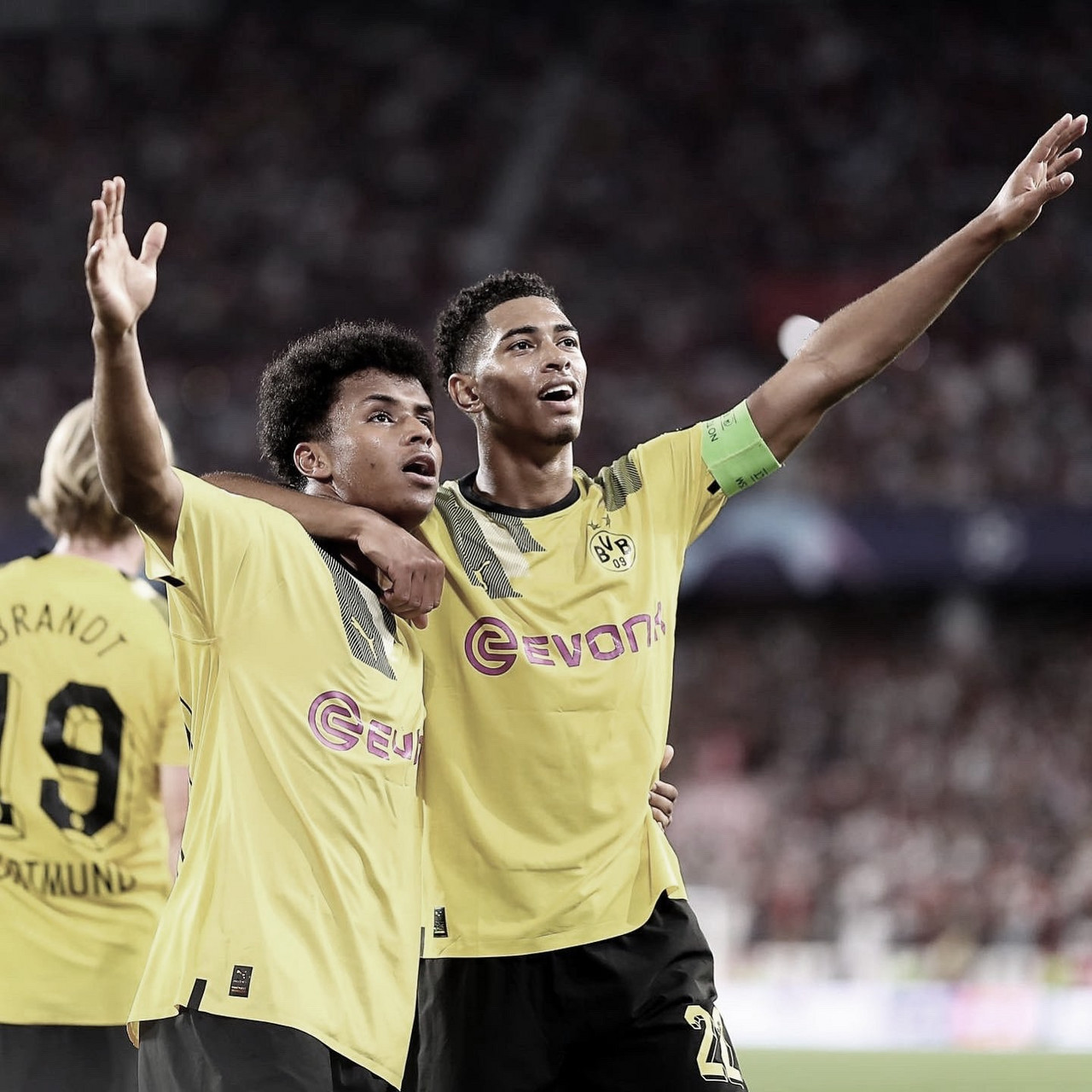 El Borussia Dortmund golea en Sevilla y se acerca a octavos