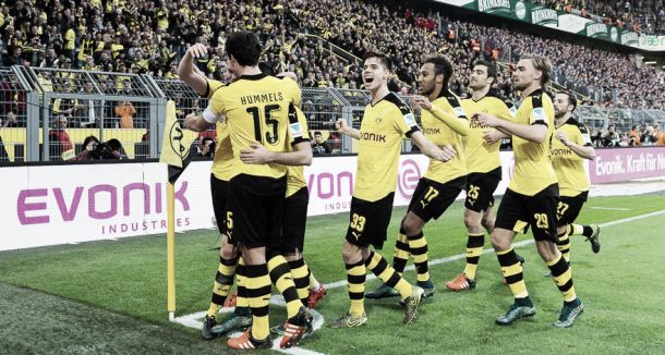 Jogadores do Borussia Dortmund celebram vitória em clássico contra Schalke 04